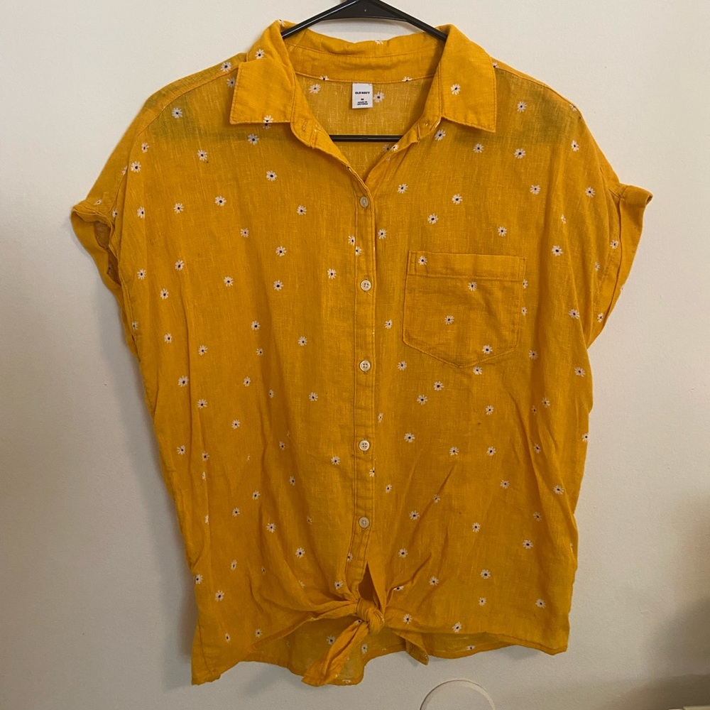 Women’s Old Navy mustard yellow tie front button up short sleeve, Size M